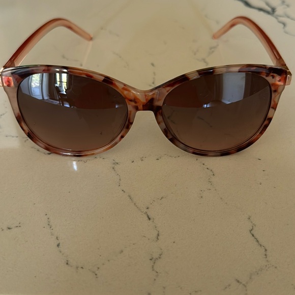 Chic Tortoiseshell Sunglasses - Picture 5 of 15